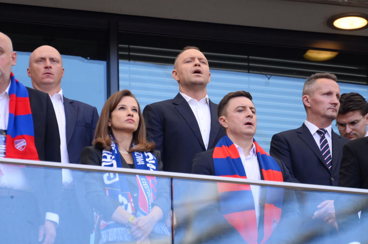 Karol Nawrocki wśród kibiców. Tak wyglądał na meczu