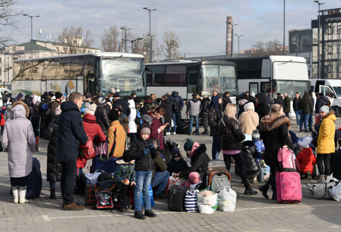 Ukraińcy uciekają przed wojną. Szturm na pociągi i autobusy we Lwowie
