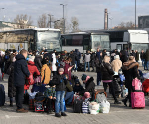 Ukraińcy uciekają przed wojną. Szturm na pociągi i autobusy we Lwowie