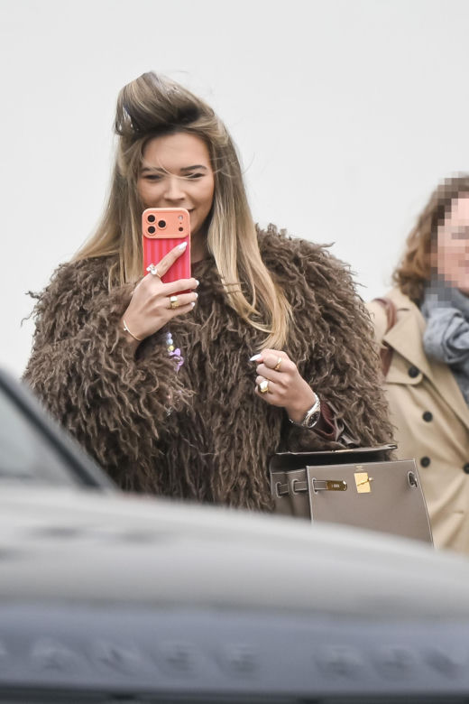 Sandra Kubicka w wałku na głowie