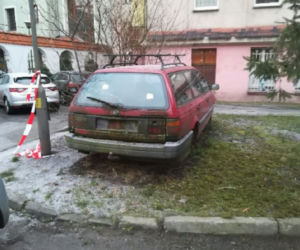 Wrak z podwórka przy Powstańców Śląskich