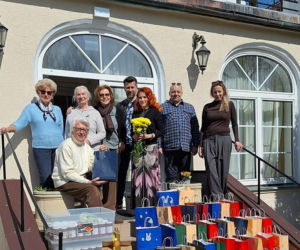 Skolimów zasypany prezentami