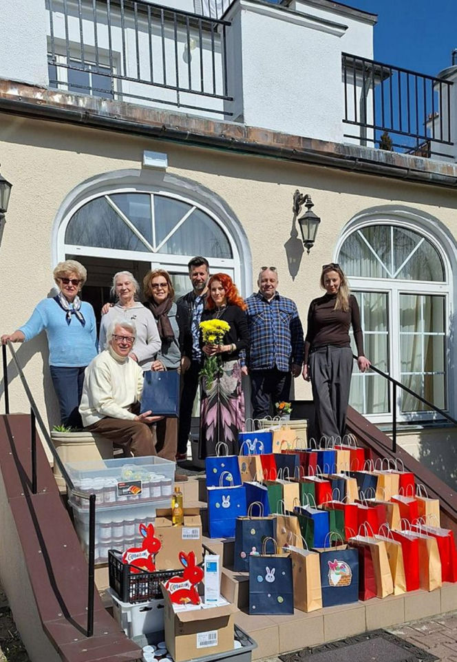 Skolimów zasypany prezentami