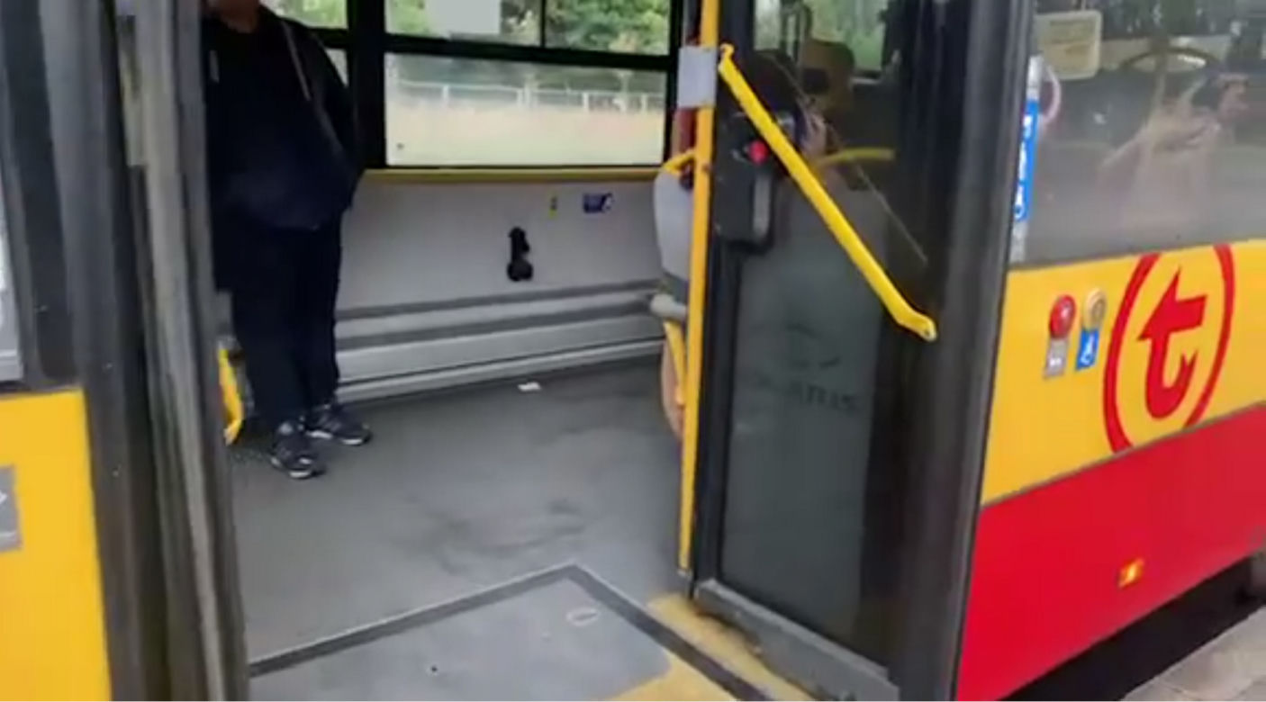  Awantura o przewóz roweru w autobusie w Warszawie. Kierowca nie wpuścił rowerzystki w ulewę. „Jest pani młoda, ma pani siłę, żeby jechać na rowerze”