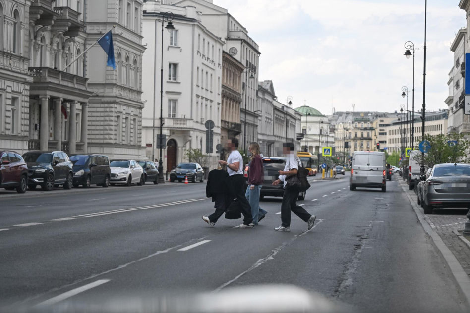 Małgorzata Socha przebiera się na ulicy