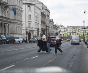 Małgorzata Socha przebiera się na ulicy