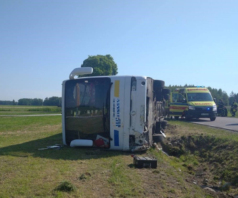 Nur. Autobus z dziećmi wypadł z drogi i wylądował na boku! Sześcioro z nich jest w szpitalu [ZDJĘCIA]