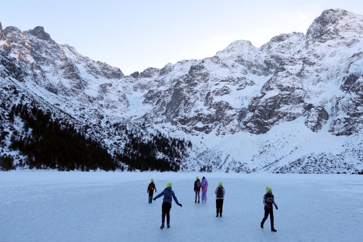 „Szczyt głupoty”. Turyści wchodzą na taflę zamarzniętego Morskiego Oka mimo, że temperatura wzrosła powyżej zera
