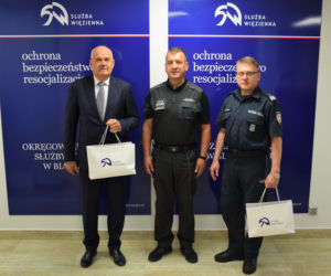 Blisko 3000 maseczek uszytych przez Służbę Więzienną trafiło do KAS