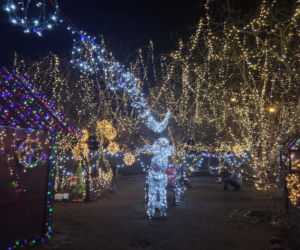Bydgoski dom Griswoldów znów zachwyca. 300 tysięcy lampek robi niesamowity efekt
