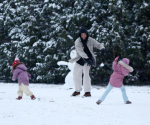 Maciej Pela zabrał córeczki na sanki