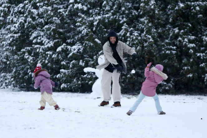 Maciej Pela zabrał córeczki na sanki
