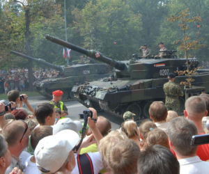 Wielka defilada w Warszawie. To Lech Kaczyński rozpoczął wojskowe pokazy w 2007 roku