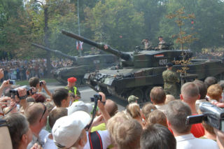 Wielka defilada w Warszawie. To Lech Kaczyński rozpoczął wojskowe pokazy w 2007 roku
