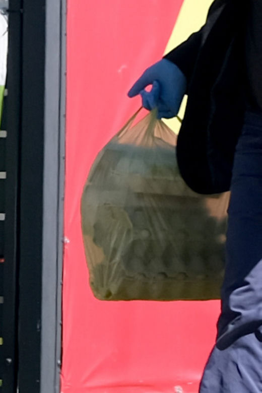 Marszałek Karczewski robi zakupy na bazarku