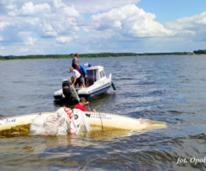Dramatyczne chwile na jeziorze! Podmuch przewrócił żaglówkę! Przerażeni żeglarze wpadli do wody