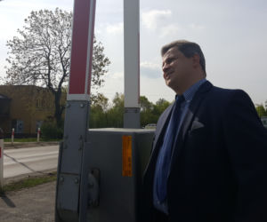 Żółte naklejki na przejazdach kolejowych