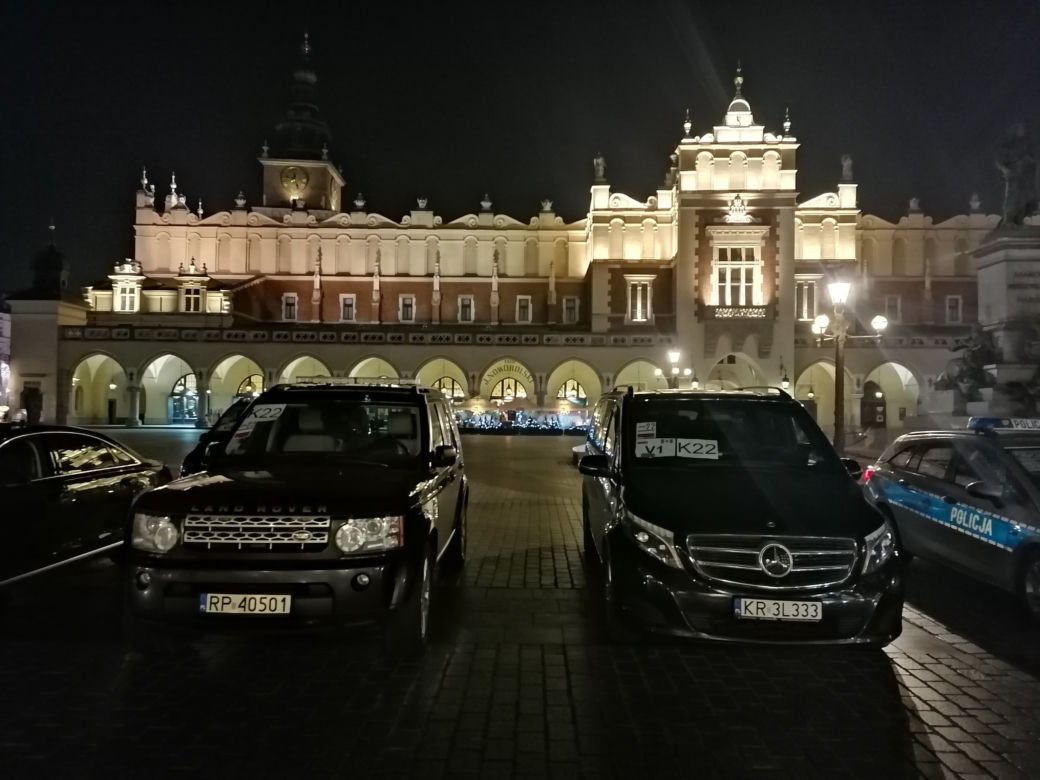 Krakowski Rynek pełen policji i służb