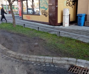 Absurd na ul. Kronikarza Galla. Drogowcy postawili barierki od strony... chodnika!