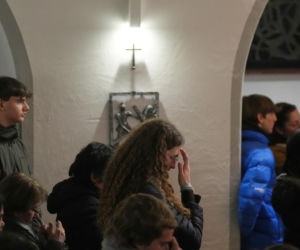 Szwajcaria. Śmiertelny pożar w kurorcie Crans-Montana. Ludzie modlą się za zmarłych i przynoszą kwiaty [ZDJĘCIA].