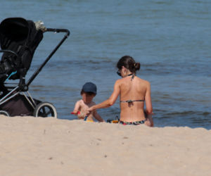 Marta Kaczyńska na plaży karmi dziecko piersią
