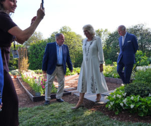 Król Karol i królowa Kamila u Trumpów. Melania dała im herbatę, a potem pokazała pasiekę w kształcie Białego Domu