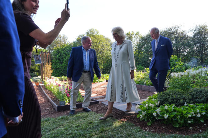 Król Karol i królowa Kamila u Trumpów. Melania dała im herbatę, a potem pokazała pasiekę w kształcie Białego Domu