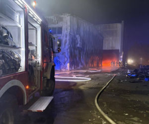 Pożar hali z paliwami alternatywnymi w Stalowej Woli. Miasto zaapelowało o pozostanie w domach