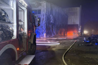 Pożar hali z paliwami alternatywnymi w Stalowej Woli. Miasto zaapelowało o pozostanie w domach