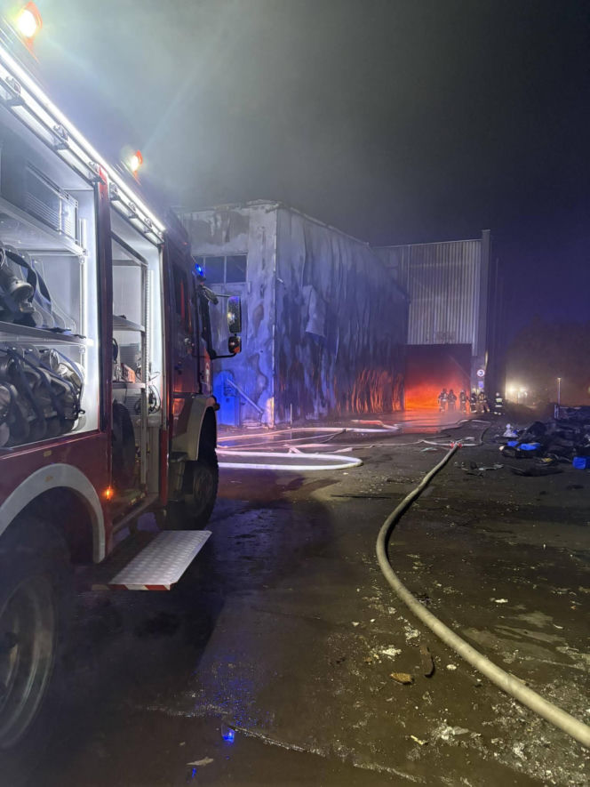 Pożar hali z paliwami alternatywnymi w Stalowej Woli. Miasto zaapelowało o pozostanie w domach