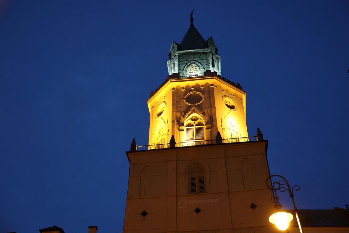 Wieża Trynitarska w Lublinie w świątecznej odsłonie. Na jej elewacji można podziwiać wyjątkową iluminację