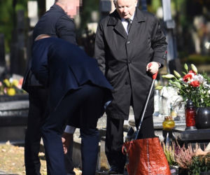 Limuzyną na grób matki. Jarosław Kaczyński 