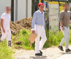 Michał Wiśniewski  pilnuje domu mimo rostania