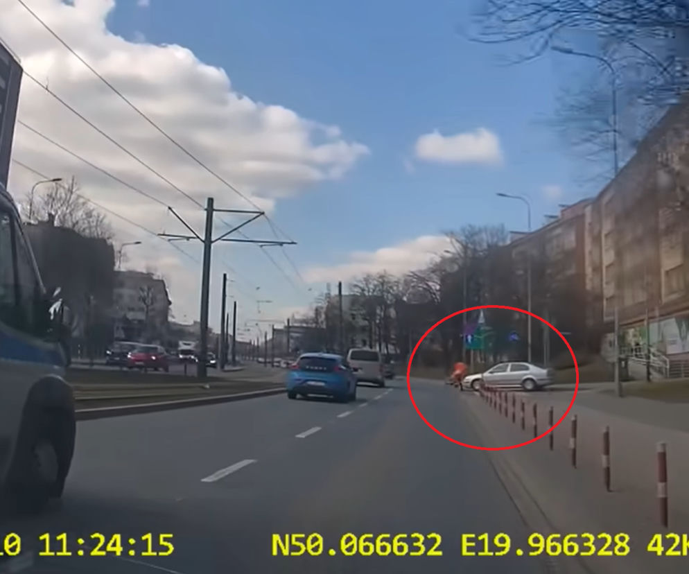 Kraków: samochód potrąca rowerzystę, obok przejeżdża policja. ZERO REAKCJI! Wszystko się nagrało