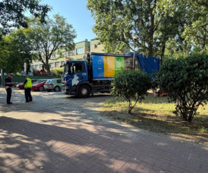 Dramat na Żoliborzu. Śmieciarka potrąciła 90-latka. Senior walczy o życie