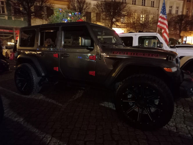 Świąteczny Zlot Amerykańskich Samochodów na Rynku w Lesznie