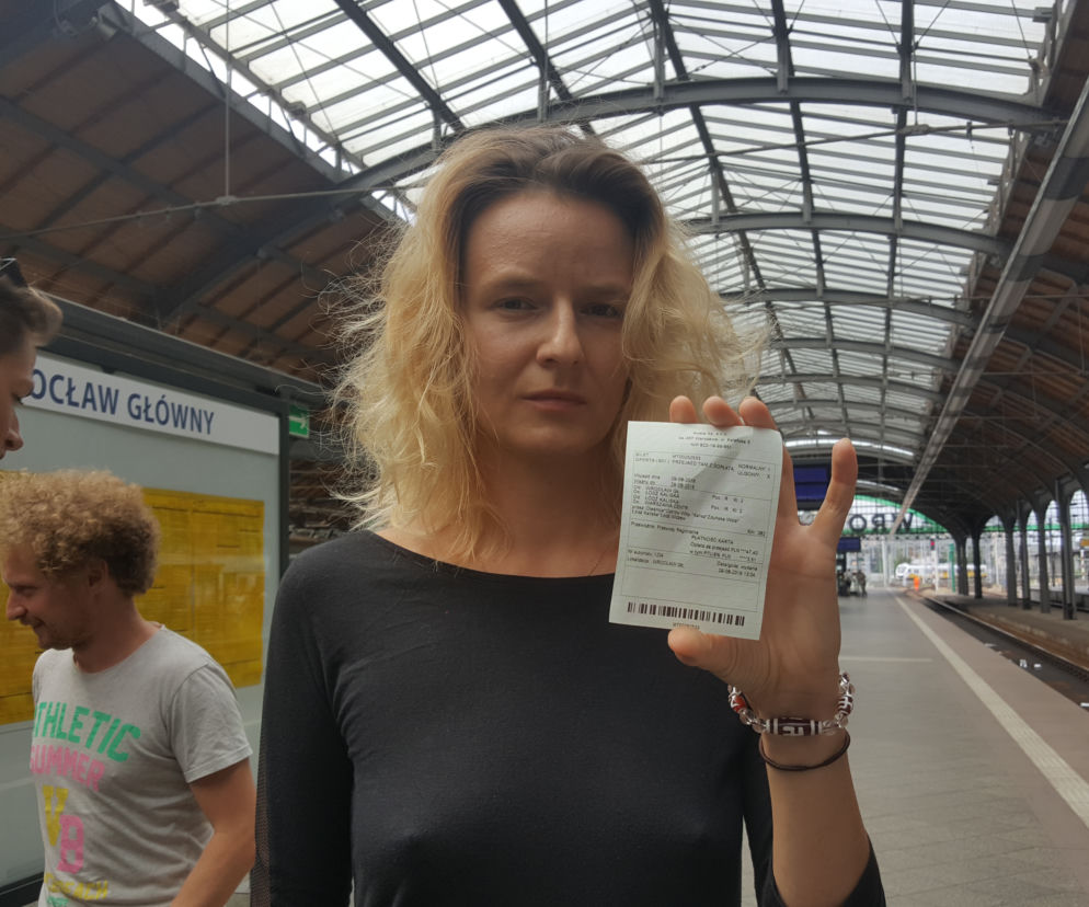 Aktorzy wręczyli Cezaremu Morawskiemu bilet do Warszawy