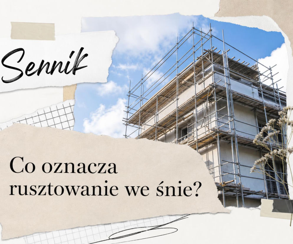 Metalowe rusztowanie przy jasnym budynku na tle nieba. O znaczeniu snu o rusztowaniu przeczytasz na SE.