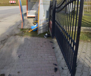 PIJANY kierowca ZDEMOLOWAŁ przystanek i ogrodzenie. Uciekł z miejsca zdarzenia