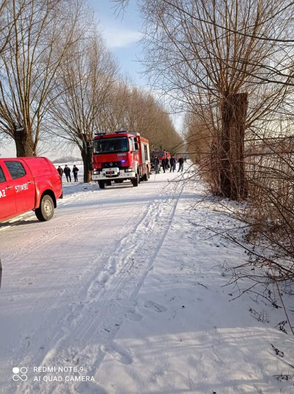 Nowe Gumino. Dodge ROZBIŁ SIĘ o drzewo! Kierowca reanimowany! Małe dziecko i kobieta ranni [ZDJĘCIA]