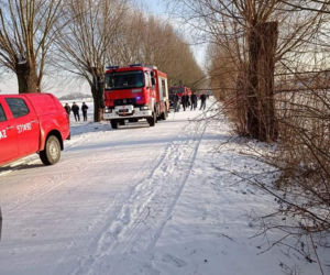 Nowe Gumino. Dodge ROZBIŁ SIĘ o drzewo! Kierowca reanimowany! Małe dziecko i kobieta ranni [ZDJĘCIA]