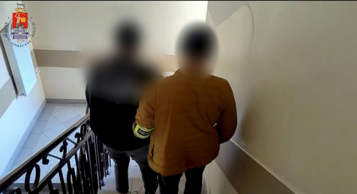  Pościg w centrum Warszawy. 26-latek wjechał w policjanta i wiózł go na masce. Funkcjonariusz ranny, zatrzymany miał narkotyki
