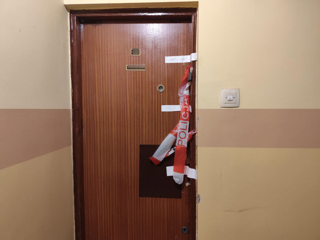 Tajemnicza śmierć całej rodziny. 95-latkowie i ich syn znalezieni martwi w łóżkach. Sąsiadów zaniepokoił jeden szczegół