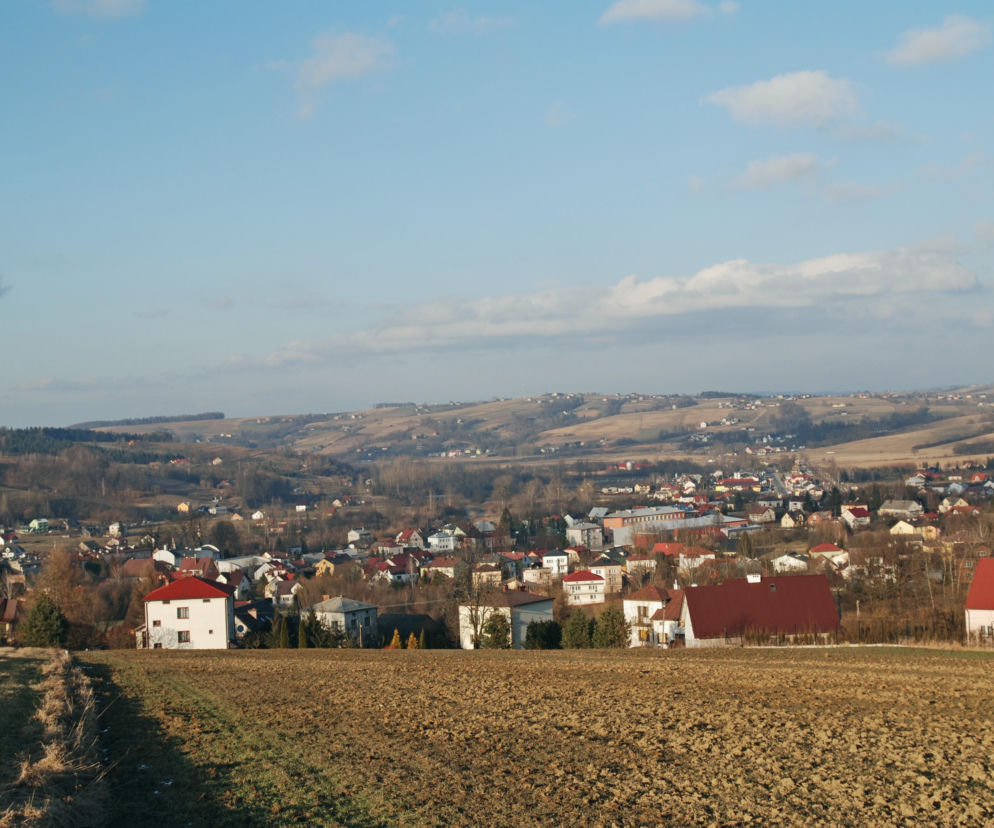 Panorama Bobowej położonej w dolinie wśród wzgórz. O urokach małopolskiego miasta przeczytasz na Eska Kraków.