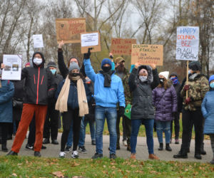 Protest przeciwko inwestycji w parku Dolinka Służewiecka