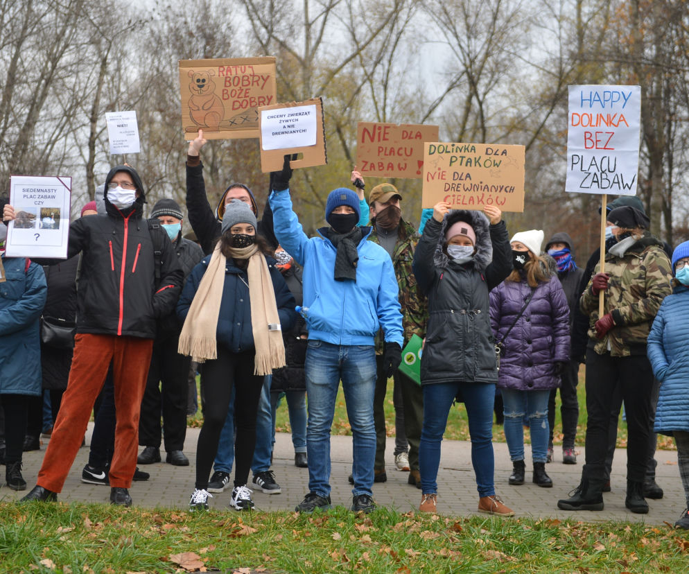 Protest przeciwko inwestycji w parku Dolinka Służewiecka