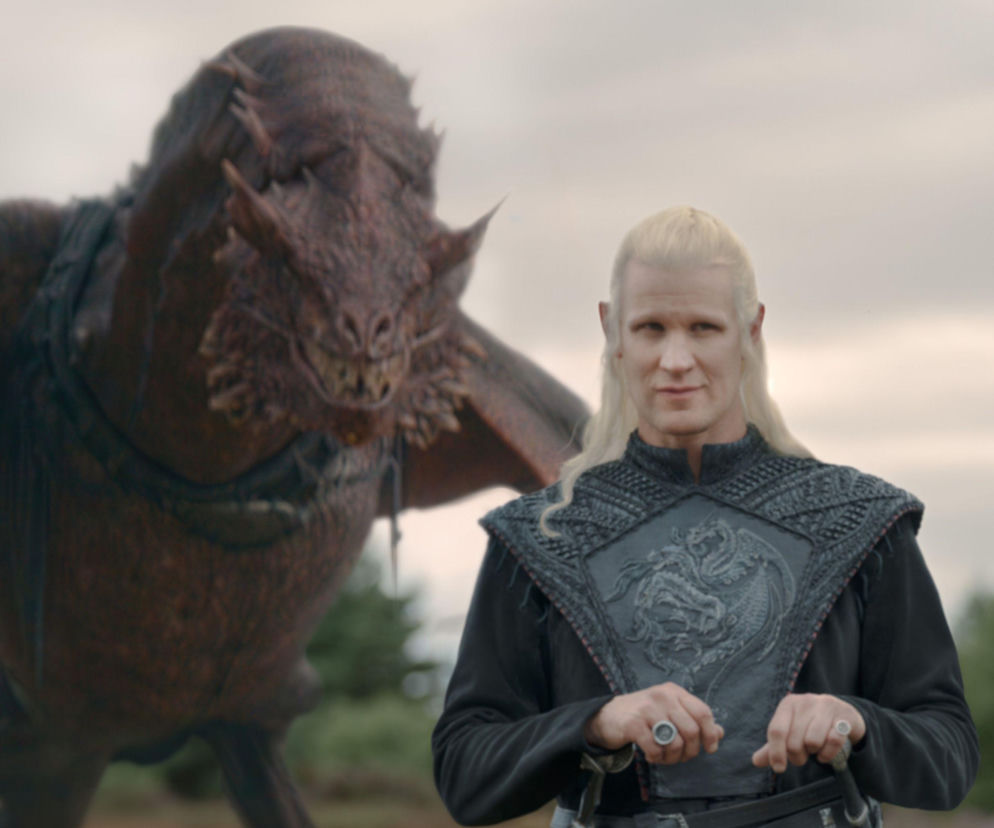 Daemon Targaryen i smok Caraxes z serialu Ród smoka. O nowych smokach w 3. sezonie przeczytasz na Eska.