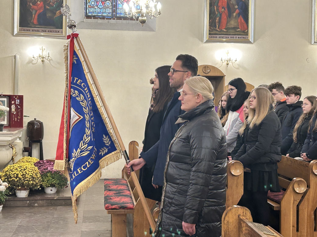 Uczniowie pierwszych klas w Kleczewie ślubowali na nowy sztandar