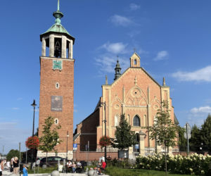 To najpiękniejsze średniowieczne miasto w Małopolsce. Leży obok Krakowa i olśniewa zabytkowym rynkiem