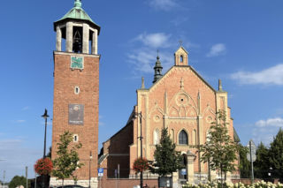 To najpiękniejsze średniowieczne miasto w Małopolsce. Leży obok Krakowa i olśniewa zabytkowym rynkiem